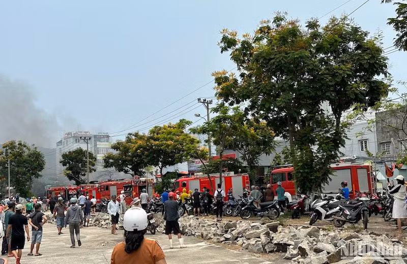 Nhiều xe cứu hỏa cùng hàng chục cán bộ chiến sĩ đã được điều động tại hiện trường. (Ảnh: ANH ĐÀO) Nhiều xe cứu hỏa cùng hàng chục cán bộ chiến sĩ đã được điều động tại hiện trường. (Ảnh: ANH ĐÀO)