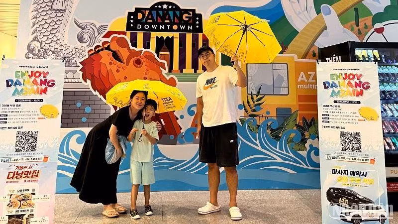 Du khách Hàn Quốc ghi lại khoảnh khắc đẹp với “Chiến dịch Enjoy Danang Again”. (Ảnh: ANH ĐÀO))