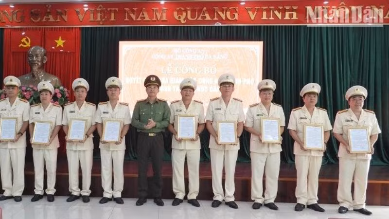 Thượng tá Nguyễn Đại Đồng - Phó Giám đốc Công an thành phố Đà Nẵng trao quyết định điều động, bố trí công tác đối với các đồng chí Phó trưởng Công an quận, huyện. (Ảnh: ANH ĐÀO)