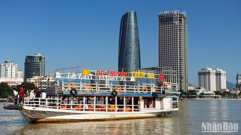 Đà Nẵng bảo đảm an toàn giao thông cho giải đua thuyền truyền thống thành phố Đà Nẵng mở rộng - Cup VTV8 diễn ra vào sáng ngày 1/9. (Ảnh: ANH ĐÀO)