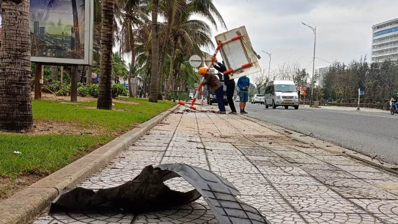 Lực lượng chức năng khắc phục lại biển báo giao thông bị gãy đỗ sau vụ tai nạn.