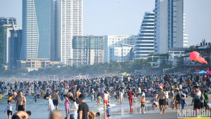 Du khách chen kín các bãi biển du lịch Đà Nẵng trong dịp lễ 30/4,1/5 (Ảnh: ANH ĐÀO) Du khách chen kín các bãi biển du lịch Đà Nẵng trong dịp lễ 30/4,1/5 (Ảnh: ANH ĐÀO)
