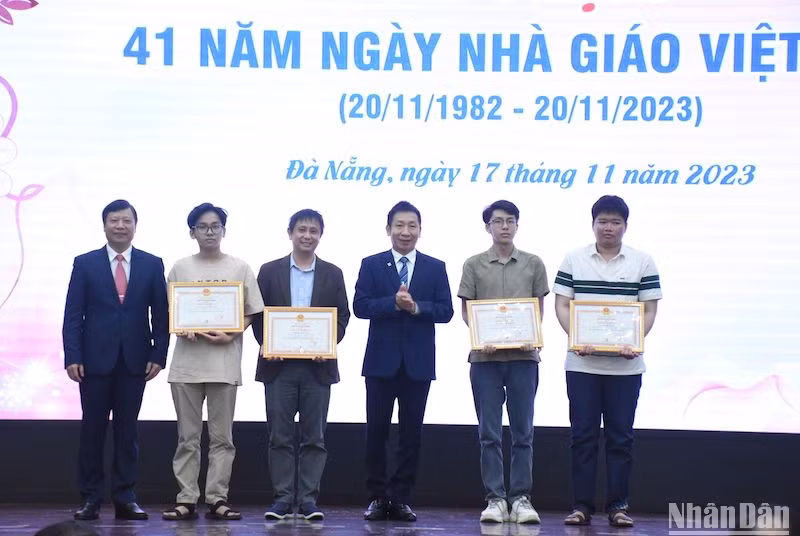 Đại học Đà Nẵng khen thưởng nhóm sinh viên xuất sắc đạt Giải vô địch Quốc gia tại Kỳ thi Lập trình sinh viên Quốc tế ICPC năm 2023. ̣(Ảnh: ANH ĐÀO)