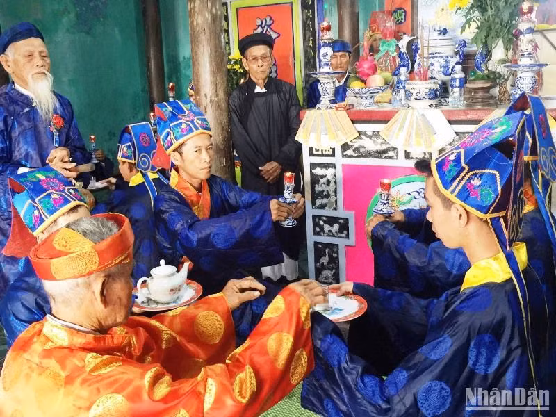 Các lão ngư làng biển cổ Nam Ô trong lễ cầu ngư mỗi dịp đầu năm mới. (Ảnh: ANH ĐÀO)
