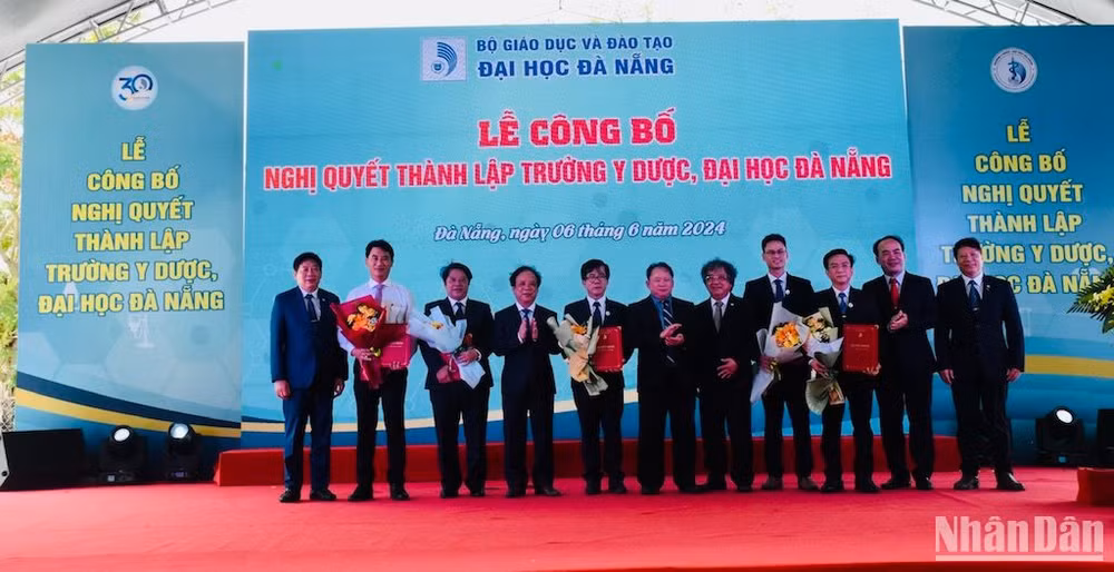 Ban Giám hiệu Trường Y Dược nhận quyết định phân công nhiệm vụ. (Ảnh: ANH ĐÀO) Ban Giám hiệu Trường Y Dược nhận quyết định phân công nhiệm vụ. (Ảnh: ANH ĐÀO)