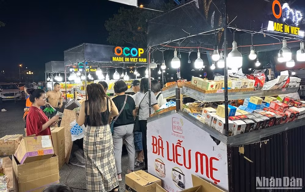 Khu vực trưng bày, bán các sản phẩm OCOP đặc trưng của Đà Nẵng thu hút du khách đến mua sắm. (Ảnh ANH ĐÀO) Khu vực trưng bày, bán các sản phẩm OCOP đặc trưng của Đà Nẵng thu hút du khách đến mua sắm. (Ảnh ANH ĐÀO)
