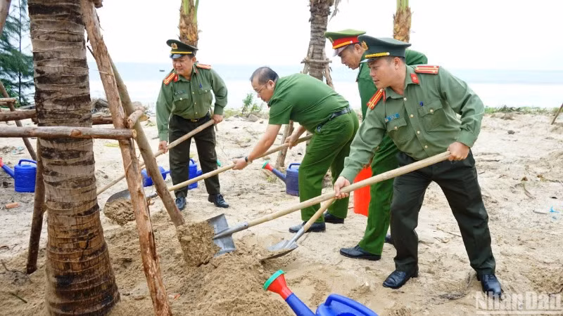 Công an thành phố Đà Nẵng hưởng ứng chủ trương trồng cây xanh của thành phố Đà Nẵng. (Ảnh: ANH ĐÀO) Công an thành phố Đà Nẵng hưởng ứng chủ trương trồng cây xanh của thành phố Đà Nẵng. (Ảnh: ANH ĐÀO)
