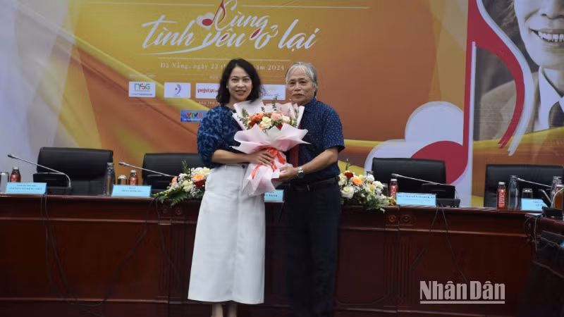 Nghệ sĩ Ưu tú Nguyễn Thị Hội An, Phó Giám đốc Sở Văn hóa, thể thao thành phố Đà Nẵng tặng hoa cảm ơn nhạc sĩ Phan Hồng Hà - con trai nhạc sĩ Phan Huỳnh Điểu. (Ảnh: ANH ĐÀO) Nghệ sĩ Ưu tú Nguyễn Thị Hội An, Phó Giám đốc Sở Văn hóa, thể thao thành phố Đà Nẵng tặng hoa cảm ơn nhạc sĩ Phan Hồng Hà - con trai nhạc sĩ Phan Huỳnh Điểu. (Ảnh: ANH ĐÀO)