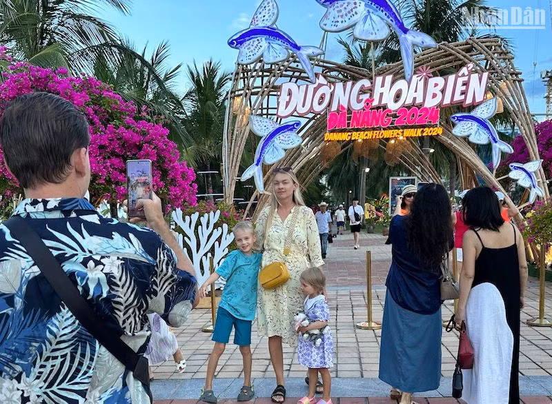 Người dân, du khách check-in tại Đường hoa biển Đà Nẵng, chiều 5/7. (Ảnh: ANH ĐÀO)