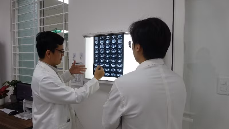 Các bác sĩ hội chẩn, phân tích tình trạng khối u của bệnh nhân trước giờ phẫu thuật. (Ảnh: ANH ĐÀO)