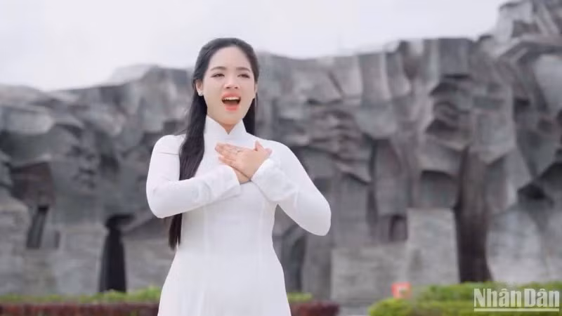 Ca sĩ Lý Ánh Nguyên thể hiện ca khúc Người mẹ Quảng Nam, sáng tác của nhạc sĩ Doãn Nho, quay tại Quần thể tượng đài Bà mẹ Việt Nam Anh hùng. (Ảnh: ANH ĐÀO)