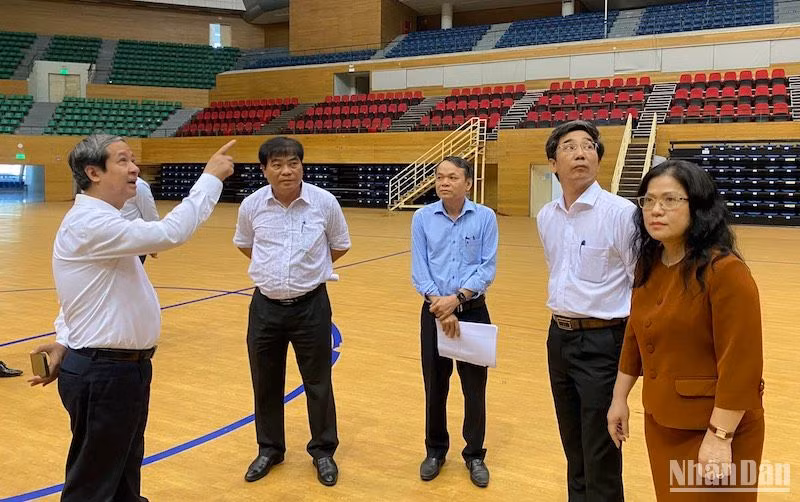 Bộ trưởng Giáo dục và Đào tạo Nguyễn Kim Sơn và đoàn công tác kiểm tra cơ sở vật chất tại Cung thể thao Tiên Sơn, sáng 22/3. (Ảnh: ANH ĐÀO)
