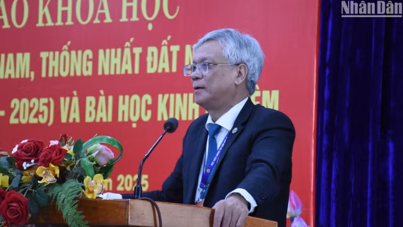PGS,TS Lê Văn Đính, Phó Giám đốc Học viện Chính trị khu vực III phát biểu khai mạc hội thảo. (Ảnh: ANH ĐÀO)