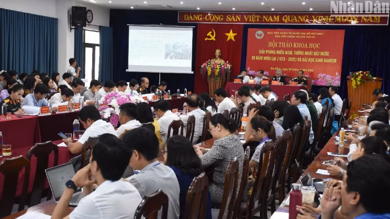 Các đại biểu trình bày tham luận tại hội thảo khoa học “Giải phóng miền nam, thống nhất đất nước 50 năm nhìn lại (1975-2025) và bài học kinh nghiệm". (Ảnh: ANH ĐÀO)