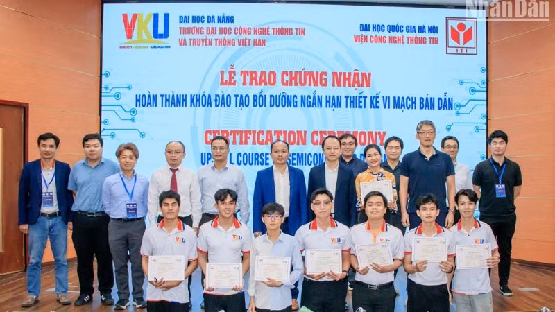 Đà Nẵng có khóa sinh viên thiết kế vi mạch bán dẫn đầu tiên. (Ảnh: ANH ĐÀO) Đà Nẵng có khóa sinh viên thiết kế vi mạch bán dẫn đầu tiên. (Ảnh: ANH ĐÀO)