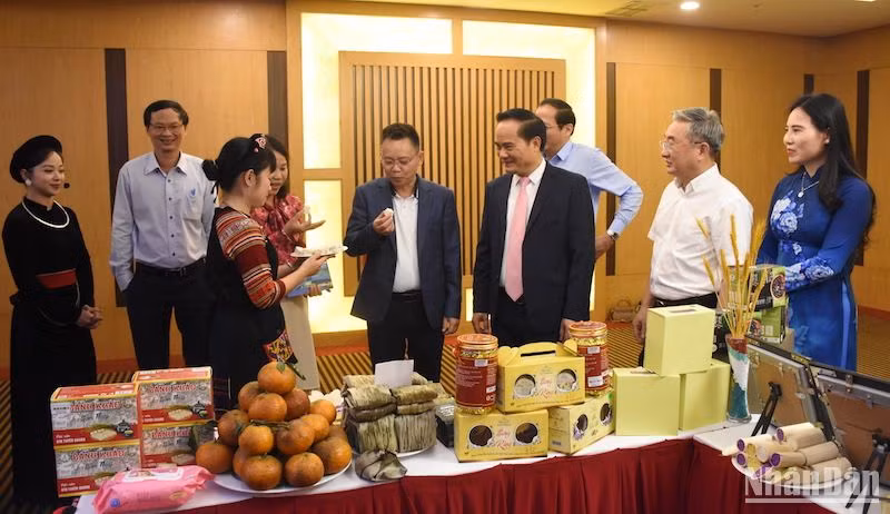 Nhiều sản phẩm du lịch, làng nghề của tỉnh Tuyên Quang được giới thiệu tại hội nghị chiều 29/3. (Ảnh: ANH ĐÀO) Nhiều sản phẩm du lịch, làng nghề của tỉnh Tuyên Quang được giới thiệu tại hội nghị chiều 29/3. (Ảnh: ANH ĐÀO)