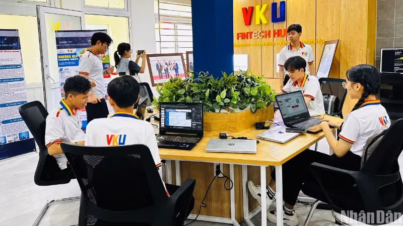 Đà Nẵng chú trọng đào tạo nguồn nhân lực phục vụ cho lĩnh vực công nghệ cao, công nghệ thông tin, vi mạch bán dẫn, trí tuệ nhân tạo. Trong ảnh là sinh viên Trường đại học Công nghệ thông tin và Truyền thông Việt Hàn - Đại học Đà Nẵng đang nghiên cứu học tập tại Trung tâm đào tạo, nghiên cứu và đổi mới sáng tạo (VKU Fintech Hub). (Ảnh: ANH ĐÀO)