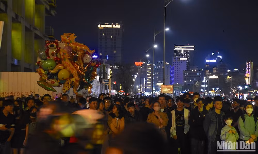 Các bạn trẻ Đà Nẵng đổ về Công viên Biển Đông tham gia chương trình Countdown chào năm mới.
