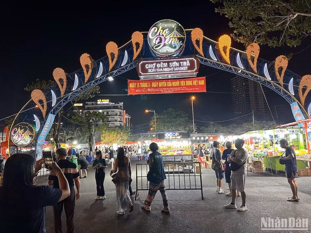 Được biết, hiện nay, Ủy ban nhân dân quận Sơn Trà đang xem xét vị trí để tổ chức lại chợ đêm, với các phương án bảo đảm về an ninh trật tự, an toàn giao thông và đang trình phương án để xin ý kiến phê duyệt của Ủy ban nhân dân thành phố Đà Nẵng. (Ảnh ANH ĐÀO) Được biết, hiện nay, Ủy ban nhân dân quận Sơn Trà đang xem xét vị trí để tổ chức lại chợ đêm, với các phương án bảo đảm về an ninh trật tự, an toàn giao thông và đang trình phương án để xin ý kiến phê duyệt của Ủy ban nhân dân thành phố Đà Nẵng. (Ảnh ANH ĐÀO)