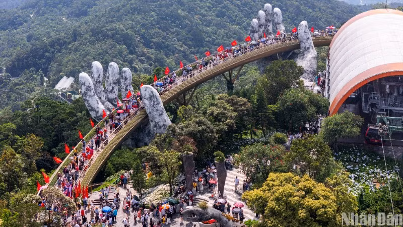 Khu du lịch Sun World Bà Nà Hills đón lượng khách rất lớn trong 5 ngày cao điểm lễ 30/4,1/5. (Ảnh: ANH ĐÀO)