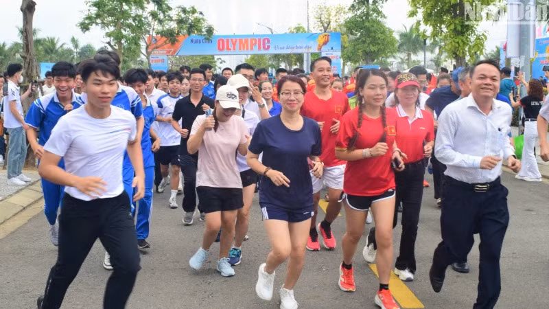 Ngày chạy Olympic vì sức khỏe toàn dân năm 2025 thu hút đông đảo người dân tham gia. (Ảnh: ANH ĐÀO)