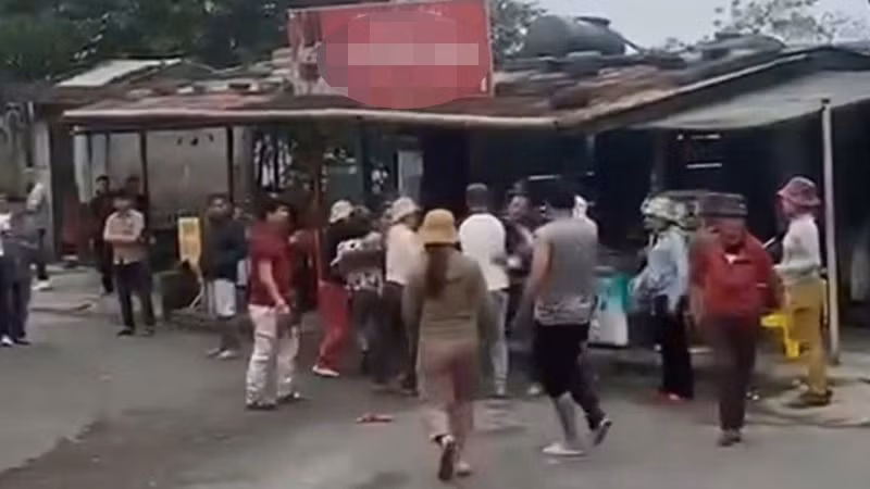 Chính quyền địa phương đã yêu cầu công an vào cuộc, điều tra xác minh nội dung video đang lan truyền trên mạng xã hội. (Ảnh cắt từ video) Chính quyền địa phương đã yêu cầu công an vào cuộc, điều tra xác minh nội dung video đang lan truyền trên mạng xã hội. (Ảnh cắt từ video)