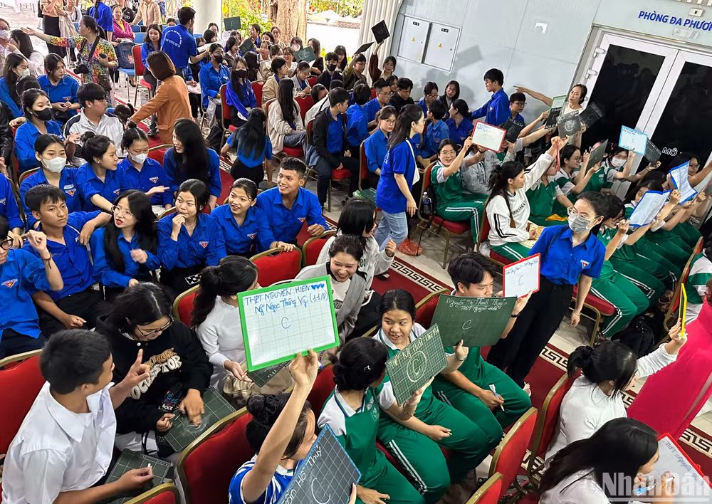 Sôi nổi Cuộc thi Rung chuông vàng “Thanh thiếu niên với Văn hóa đọc" tại chương trình chiều 27/2. Ảnh: ANH ĐÀO.