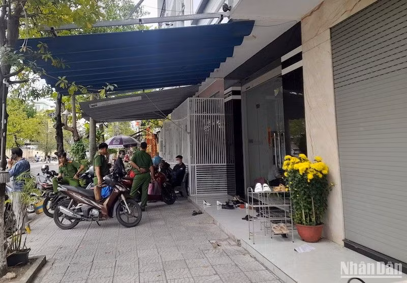 Đến nay, cơ sở này chưa được cấp phép thành lập và hoạt động giữ trẻ tại địa chỉ nhà 83, đường Tôn Quang Phiệt. (Ảnh: ANH ĐÀO) Đến nay, cơ sở này chưa được cấp phép thành lập và hoạt động giữ trẻ tại địa chỉ nhà 83, đường Tôn Quang Phiệt. (Ảnh: ANH ĐÀO)