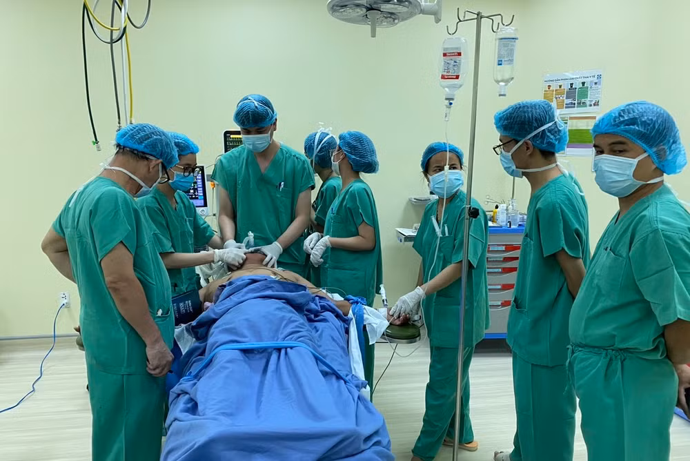 Ê-kíp các y, bác sĩ Bệnh viện 199 và các bác sĩ đầu ngành tại Thành phố Hồ Chí Minh, hội chẩn trước khi phẫu thuật cho bệnh nhân. (Ảnh: Bệnh viện cung cấp)