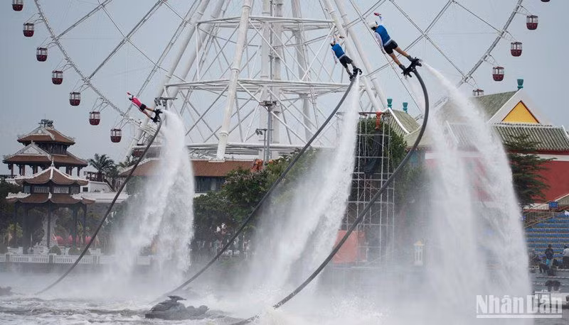 Show nghệ thuật thể thao mạo hiểm Jetski & Flyboards kết hợp với âm nhạc, ánh sáng hứa hẹn mang đến nhiều trải nghiệm khó quên cho người dân, du khách tại Đà Nẵng. (Ảnh AD) Show nghệ thuật thể thao mạo hiểm Jetski & Flyboards kết hợp với âm nhạc, ánh sáng hứa hẹn mang đến nhiều trải nghiệm khó quên cho người dân, du khách tại Đà Nẵng. (Ảnh AD)