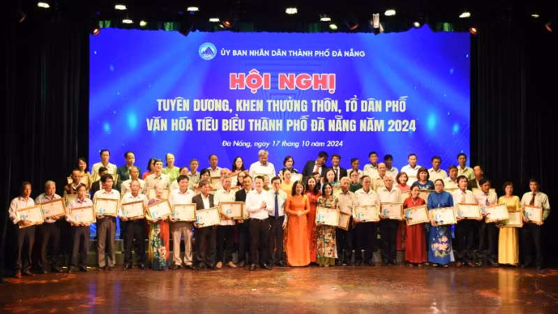 56 tổ/thôn dân phố văn hóa tiêu biểu toàn thành phố năm 2024 được trao tặng Bằng khen của Chủ tịch Ủy ban nhân dân thành phố Đà Nẵng. (Ảnh: ANH ĐÀO) 56 tổ/thôn dân phố văn hóa tiêu biểu toàn thành phố năm 2024 được trao tặng Bằng khen của Chủ tịch Ủy ban nhân dân thành phố Đà Nẵng. (Ảnh: ANH ĐÀO)