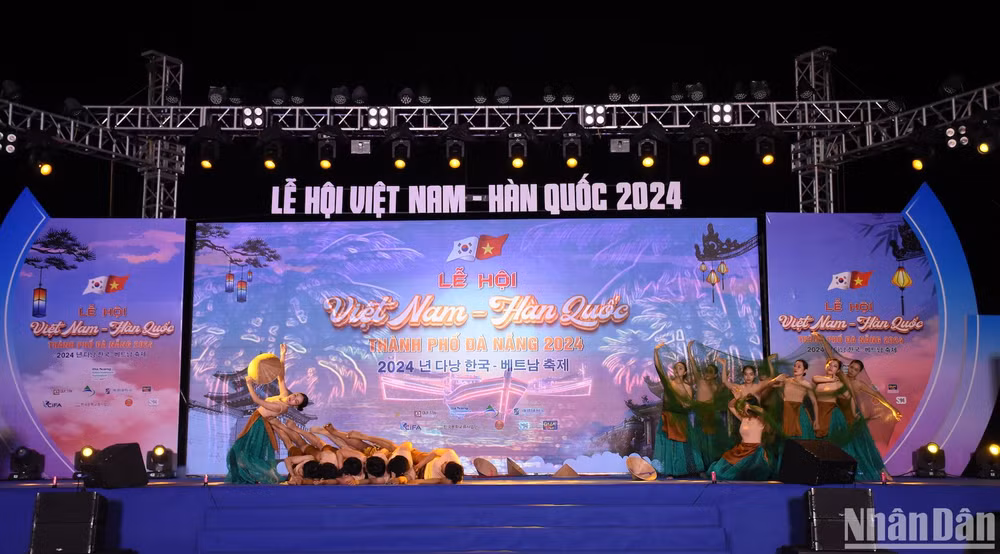 Các diễn viên Nhà hát tuồng Nguyễn Hiến Dĩnh thành phố Đà Nẵng biểu diễn giao lưu tại chương trình. (Ảnh: ANH ĐÀO)