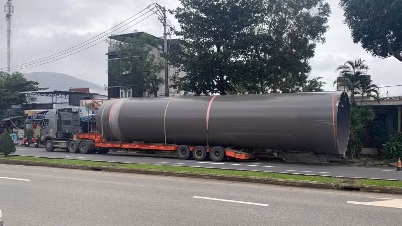 Xe đầu kéo chở hàng siêu trường không phép. (Ảnh: Công an cung cấp)