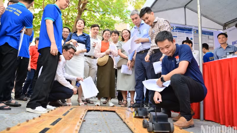 BKDN Techshow trở thành ngày hội thu hút rất nhiều đề tài nghiên cứu khoa học tham gia tranh tài, trong đó có nhiều đề tài của học sinh khối trung học phổ thông. Trong ảnh là ban giám khảo chấm chọn các đề tài tham gia BKDN Techshow.