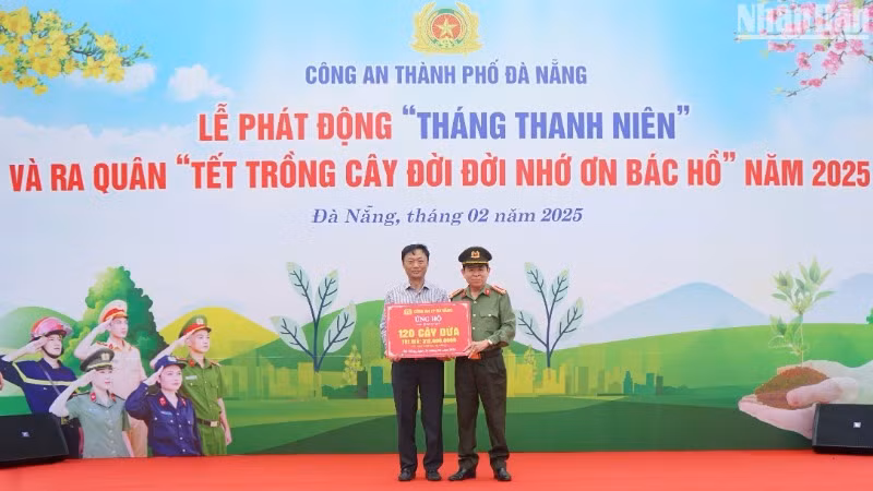 Đại tá Trần Đình Liên, Phó Giám đốc Công an thành phố Đà Nẵng trao tặng 120 cây dừa cho Ban Quản lý Bán đảo Sơn Trà và các Bãi biển Du lịch Đà Nẵng. (Ảnh: ANH ĐÀO)