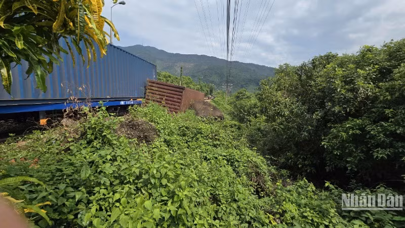 Khu vực xảy ra tai nạn nằm giữa vách núi và vực nên lực lượng chức năng khó tiếp cận. (Ảnh: ANH ĐÀO)