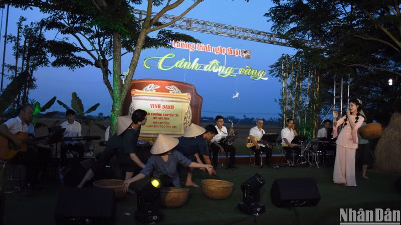 Mỗi một tiết mục trong chương trình nghệ thuật "Cánh đồng vàng" đều mang lại cho người xem nhiều cảm xúc, đưa người xem trở về ký ức tuổi thơ đầy ngọt ngào qua những ca khúc như Hạt gạo làng ta; Em đưa cơm cho mẹ em đi cày... (Ảnh: ANH ĐÀO) Mỗi một tiết mục trong chương trình nghệ thuật "Cánh đồng vàng" đều mang lại cho người xem nhiều cảm xúc, đưa người xem trở về ký ức tuổi thơ đầy ngọt ngào qua những ca khúc như Hạt gạo làng ta; Em đưa cơm cho mẹ em đi cày... (Ảnh: ANH ĐÀO)