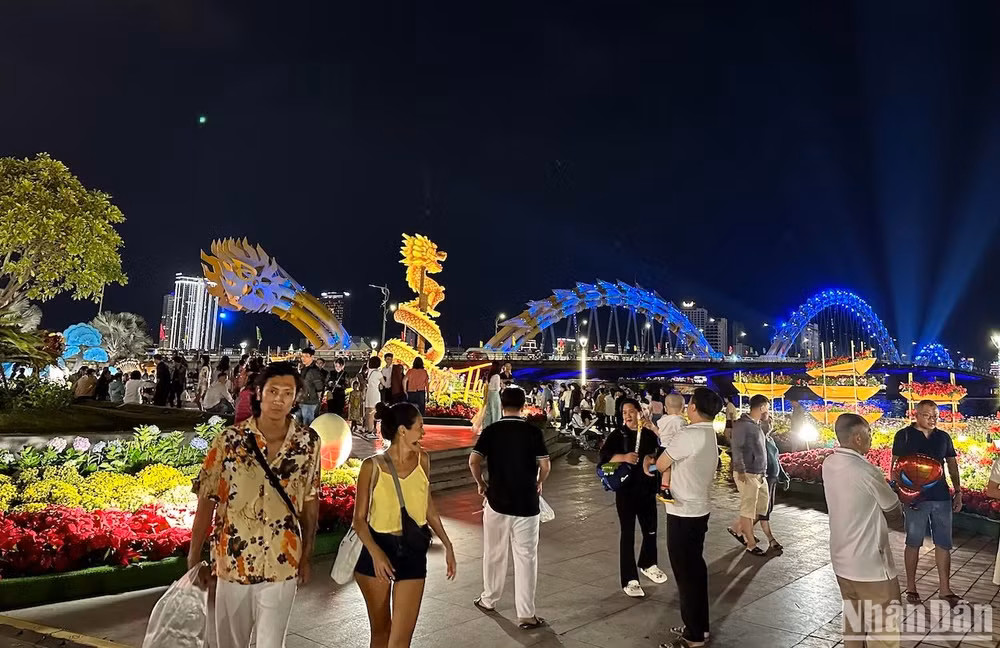 Tại đường hoa Tết Đà Nẵng, nhiều du khách nước ngoài thích thú với không khí Tết cổ truyền của Việt Nam. (Ảnh: ANH ĐÀO) Tại đường hoa Tết Đà Nẵng, nhiều du khách nước ngoài thích thú với không khí Tết cổ truyền của Việt Nam. (Ảnh: ANH ĐÀO)