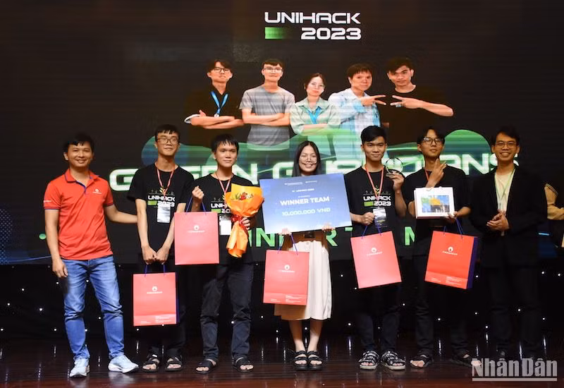 Tổng giải thưởng của Cuộc thi UniHack 2023 gần 500 triệu đồng gồm tiền mặt và các suất học bổng được tài trợ. (Ảnh: ANH ĐÀO) Tổng giải thưởng của Cuộc thi UniHack 2023 gần 500 triệu đồng gồm tiền mặt và các suất học bổng được tài trợ. (Ảnh: ANH ĐÀO)