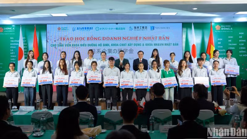 Các sinh viên xuất sắc của Trường đại học Đông Á nhận học bổng tham gia chương trình thực tập nghề nghiệp 1 năm tại Nhật Bản. (Ảnh: ANH ĐÀO)