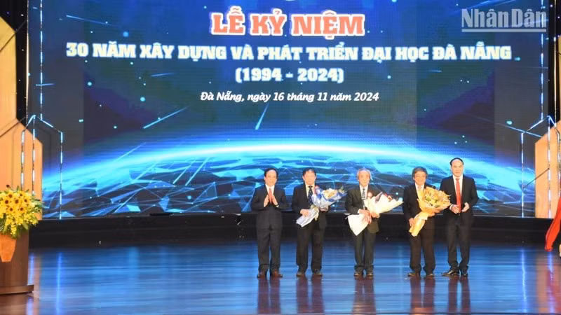 Đại học Đà Nẵng tri ân những thế hệ quản lý, lãnh đạo đã có nhiều cống hiến cho Đại học Đà Nẵng trong 30 năm qua. (Ảnh: ANH ĐÀO) Đại học Đà Nẵng tri ân những thế hệ quản lý, lãnh đạo đã có nhiều cống hiến cho Đại học Đà Nẵng trong 30 năm qua. (Ảnh: ANH ĐÀO)