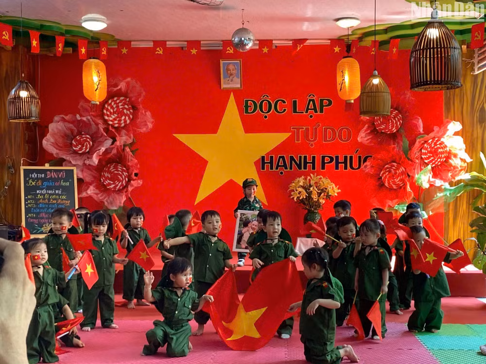Mỗi một hoạt cảnh trong chương trình đều được các em học sinh từng khối lớp hào hứng tham gia. (Ảnh: ANH ĐÀO)