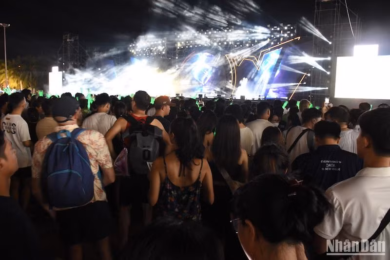 Hàng nghìn khán giả chen kín khán đài đêm Nhạc hội tận hưởng mùa hè Đà Nẵng 2023. (Ảnh: ANH ĐÀO) Hàng nghìn khán giả chen kín khán đài đêm Nhạc hội tận hưởng mùa hè Đà Nẵng 2023. (Ảnh: ANH ĐÀO)