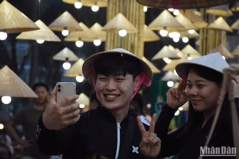Du khách quốc tế thích thú chụp ảnh lưu niệm tại Không gian check-in. (Ảnh: ANH ĐÀO) Du khách quốc tế thích thú chụp ảnh lưu niệm tại Không gian check-in. (Ảnh: ANH ĐÀO)