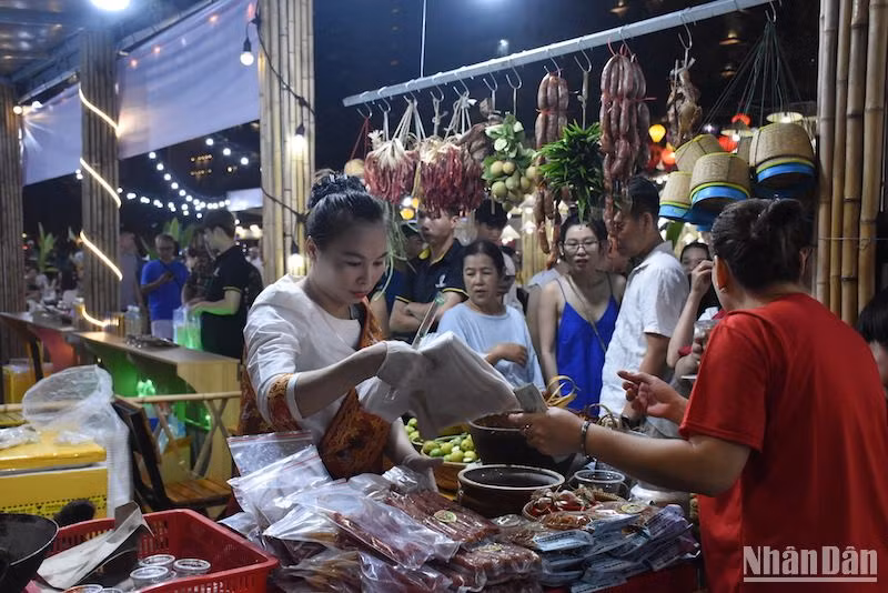 Các gian hàng ẩm thực chật kín người dân, du khách tham quan, trải nghiệm. (Ảnh: ANH ĐÀO) Các gian hàng ẩm thực chật kín người dân, du khách tham quan, trải nghiệm. (Ảnh: ANH ĐÀO)
