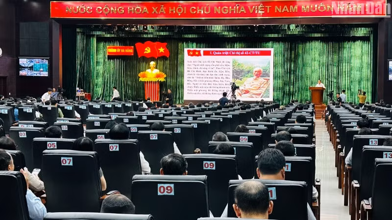 Đồng chí Nguyễn Đình Vĩnh, Phó Bí thư Thường trực Thành ủy Đà Nẵng quán triệt các nội dung cốt lõi của Chỉ thị số 42-CT/TW đến toàn thể hội nghị. (Ảnh: ANH ĐÀO) Đồng chí Nguyễn Đình Vĩnh, Phó Bí thư Thường trực Thành ủy Đà Nẵng quán triệt các nội dung cốt lõi của Chỉ thị số 42-CT/TW đến toàn thể hội nghị. (Ảnh: ANH ĐÀO)