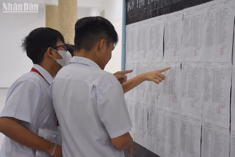 Các thí sinh xem số báo danh trước khi vào phòng thi. (Ảnh: ANH ĐÀO)