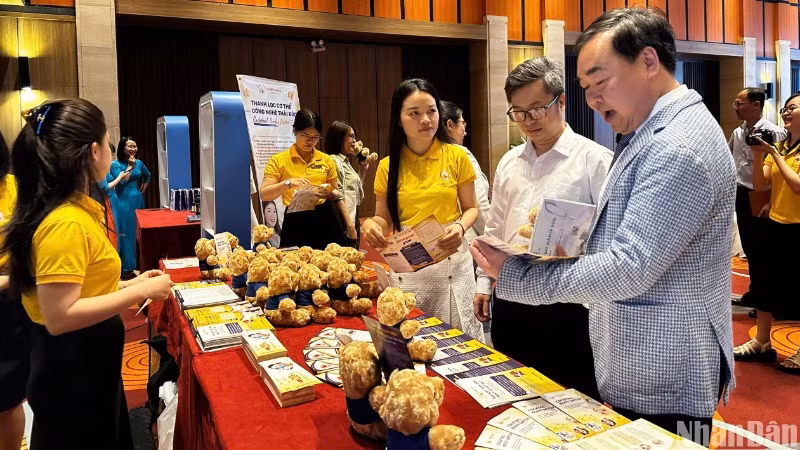 Nhiều sản phẩm du lịch y tế được giới thiệu bên lề hội thảo. (Ảnh: ANH ĐÀO)