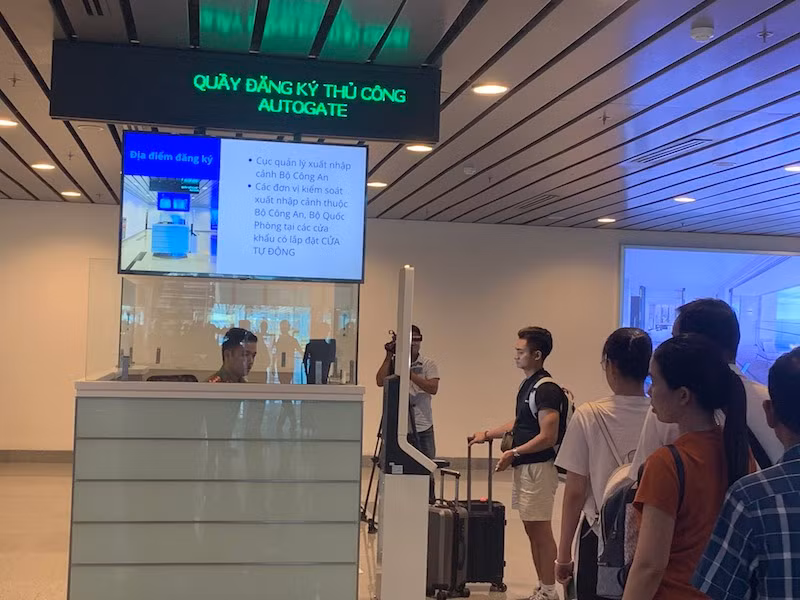Triển khai hệ thống Autogate trong kiểm soát xuất nhập cảnh tại sân bay Đà Nẵng. (Ảnh: Công an cửa khẩu Cảng hàng không quốc tế Đà Nẵng cung cấp)