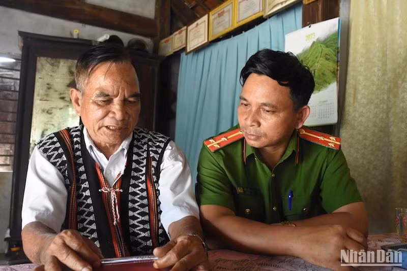 Thượng úy Bùi Văn Hoàng bên bố ruột là già làng Bùi Văn Siêng. (ẢNH ANH ĐÀO) Thượng úy Bùi Văn Hoàng bên bố ruột là già làng Bùi Văn Siêng. (ẢNH ANH ĐÀO)